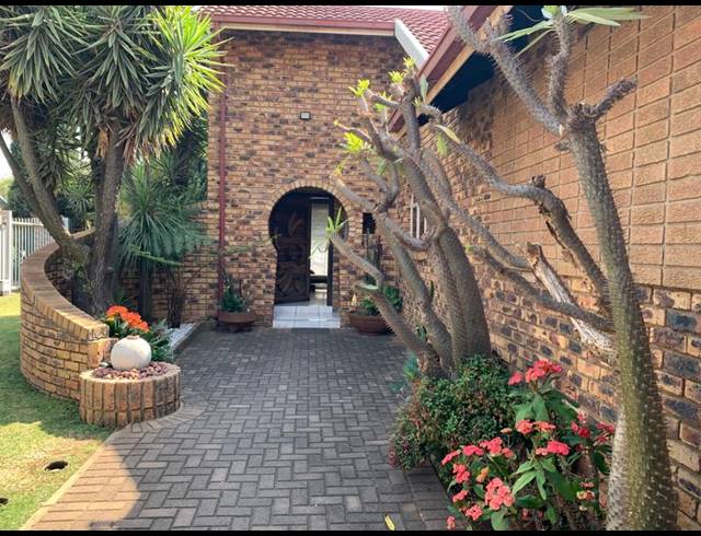 4 BEDROOM HOUSE FOR SALE IN VANDERBIJLPARK SE 3